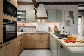 Jääkaappi, mikroaaltouuni, uuni, liesi