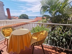 Outdoor dining - Gemütliche 2-Schlafzimmer-Wohnung mit Meerblick, Crikvenica by Interhome (Crikvenica)