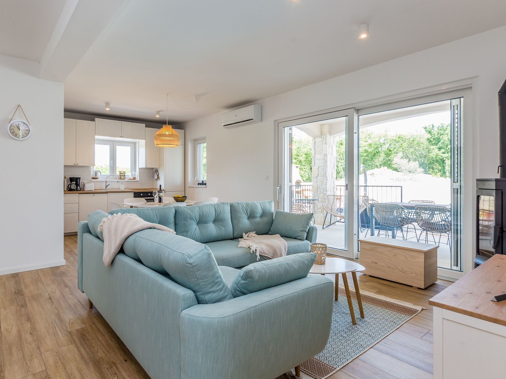 Een televisie en een open haard