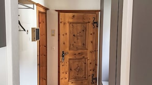 Una porta doppia in legno, con una serratura e un piccolo cartello sopra.