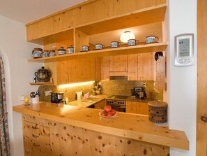 Jääkaappi, mikroaaltouuni, uuni, astianpesukone