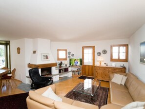 TV - Chesa Aquileja Trüb by Interhome (Pontresina)