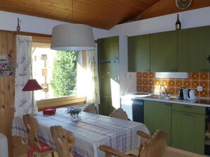 Kühlschrank, Ofen, Geschirrspüler, Kochgeschirr/Geschirr/Besteck