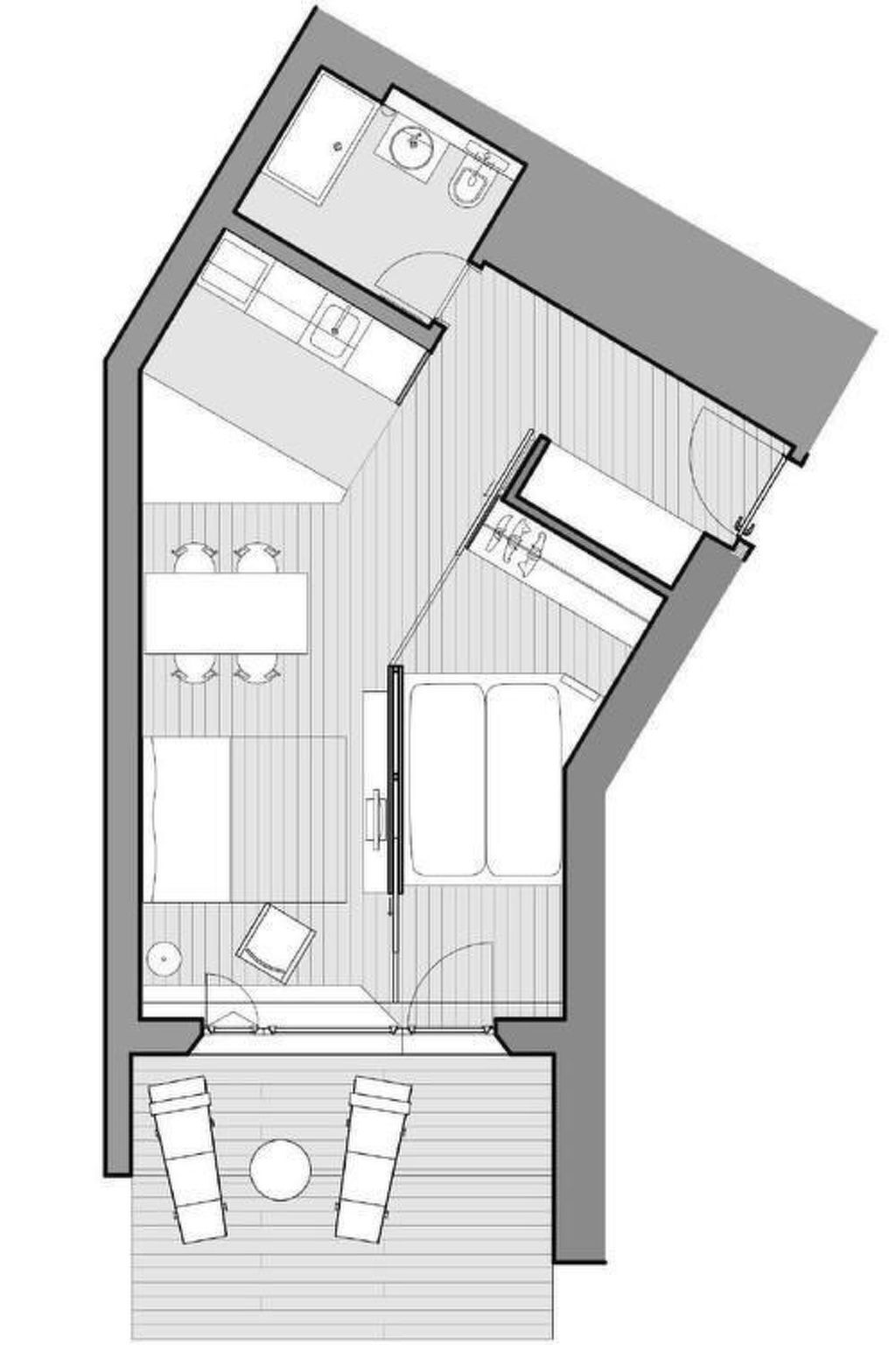 Pianta di un albergo che mostra una cucina, un’area pranzo, un bagno e un balcone con due sedie.