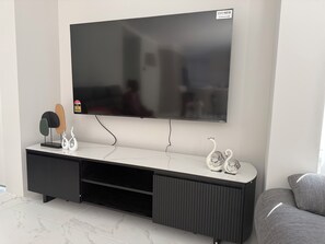 Smart TV - Wellard Nest- Newly built home. Close to Woolworths and Wellard train station (Wellard)