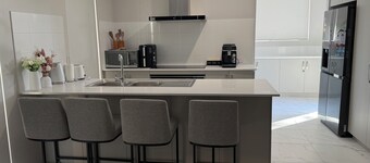 Newly built home. Walk to Wellard square, Wellard train station & beaches. 