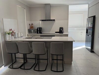 Newly built home. Walk to Wellard square, Wellard train station & beaches.