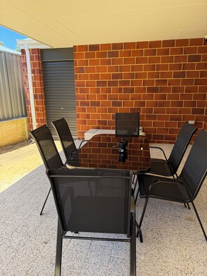 Outdoor dining - Wellard Nest- Newly built home. Close to Woolworths and Wellard train station (Wellard)