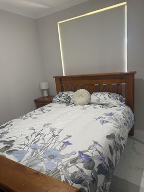 4 bedrooms, iron/ironing board, WiFi, bed sheets - Wellard Nest- Newly built home. Close to Woolworths and Wellard train station (Wellard)