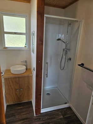 Hair dryer, towels, toilet paper - 3-bedroom Bach in Ahipara 180 views of 90 Mile Beach (ahipara)