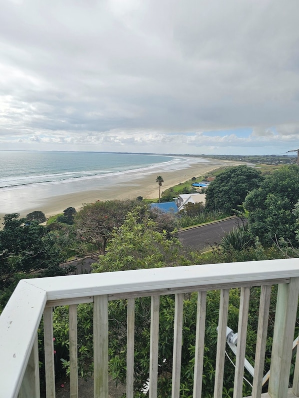 Property grounds - 3-bedroom Bach in Ahipara 180 views of 90 Mile Beach (ahipara)