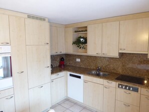 Refrigerador, horno, lavavajillas y utensilios de cocina 