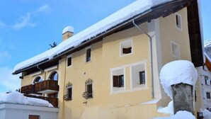 A two-story building with a snow-covered roof and balconies. - Chesa Thom / ÖV inklusive by Interhome (Pontresina)