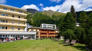 Ein Hotel mit mehreren Etagen, Außenbereich und Bergblick.