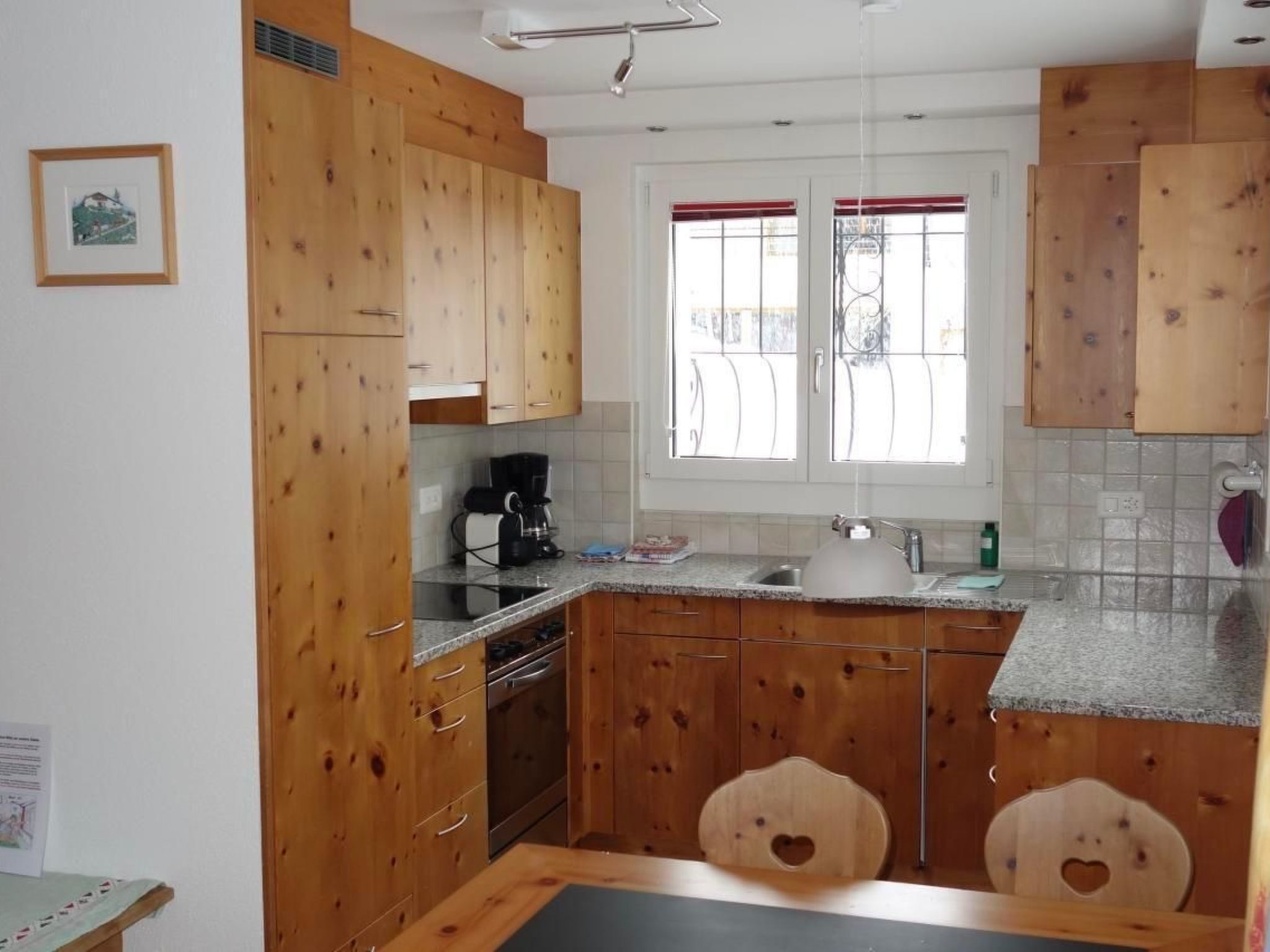 Refrigerador, horno, lavavajillas y utensilios de cocina 