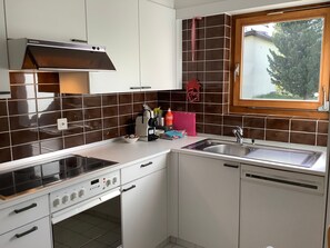 Kühlschrank, Ofen, Geschirrspüler, Kochgeschirr/Geschirr/Besteck