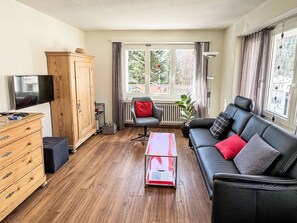 TV, DVD player - Chesa Bohner, Bergbahnen und ÖV im Sommer inkl. by Interhome (Pontresina)