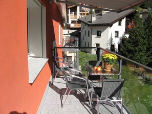 Outdoor dining - Chesa Bohner, Bergbahnen und ÖV im Sommer inkl. by Interhome (Pontresina)