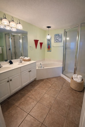 Jetted bath, hair dryer, towels, soap - Oceanfront 3BR 2 King Masters Sleeps 7 (Panama City Beach)