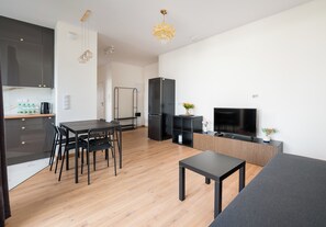 TV - Ursus Spacious Apartment (Warszawa)