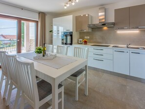 Fridge, oven, dishwasher, cookware/dishes/utensils - Wohnung im Erdgeschoss mit Terrasse by Interhome (Crikvenica)