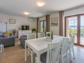 Dining - Wohnung im Erdgeschoss mit Terrasse by Interhome (Crikvenica)