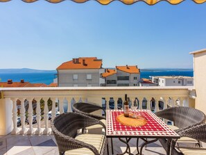 Outdoor dining - Studio-Apartment mit Balkon und Meerblick by Interhome (Crikvenica)