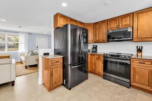 Microwave, oven, stovetop, dishwasher - 3-bedroom pool house in marvelous Punta Gorda (Punta Gorda)