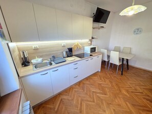 Fridge, microwave, cookware/dishes/utensils - Wohnung mit Terrasse, 150 m vom Sandstrand entfernt by Interhome (Crikvenica)
