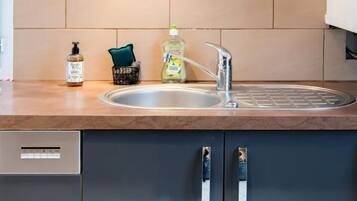 雪櫃、微波爐、焗爐、爐具