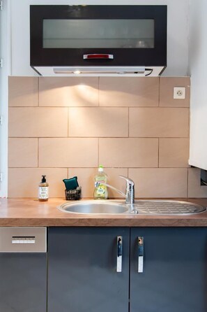 Køleskab, mikrobølgeovn, ovn, kogeplade