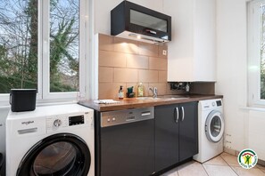 Køleskab, mikrobølgeovn, ovn, kogeplade