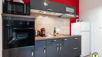 Kjøleskap, mikrobølgeovn, ovn og kokeplater