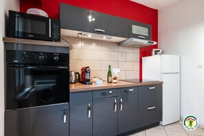 Kjøleskap, mikrobølgeovn, ovn og kokeplater