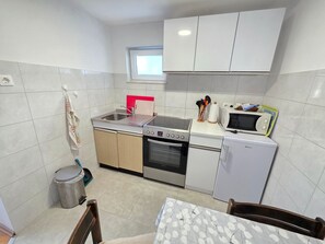 Fridge, microwave, oven, cookware/dishes/utensils - Wohnung in Crikvenica mit Terrasse by Interhome (Crikvenica)