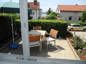 Outdoor dining - Wohnung in Crikvenica mit Terrasse by Interhome (Crikvenica)