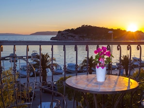 Outdoor dining - Wohnung "Slavija" mit Whirlpool by Interhome (Makarska)