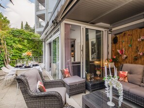 Outdoor dining - Schönes Appartement am Strand mit Terrasse by Interhome (Makarska)