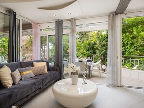 TV - Schönes Appartement am Strand mit Terrasse by Interhome (Makarska)