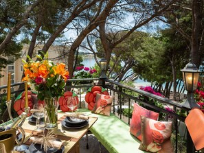 Outdoor dining - Appartement am Strand, Sauna, Terrasse ... by Interhome (Makarska)