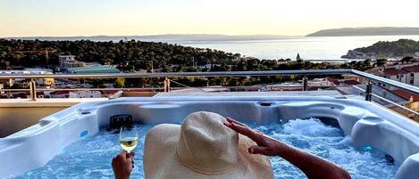 Tina de hidromasaje al aire libre