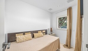 Tabla de planchar con plancha, wifi gratis y ropa de cama 