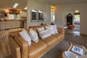 Smart TV, books - The Fox Tail, a peaceful home in Three Rivers, CA - near Sequoia National Park (Three Rivers)