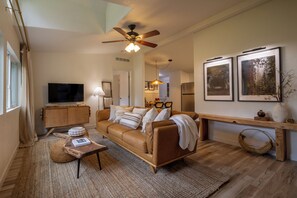 Smart TV, books - The Fox Tail, a peaceful home in Three Rivers, CA - near Sequoia National Park (Three Rivers)