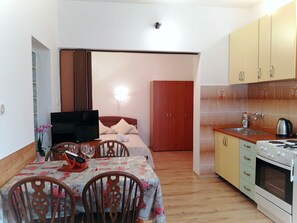 Fridge, oven, cookware/dishes/utensils - Studio-Apartment mit Terrasse und Parkplatz by Interhome (Krk/Baška)