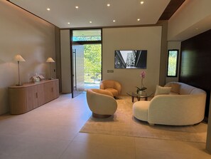 Interior - Executive Luxury Ritz Level Spa Oasis

IncludesEQS Mercedes or Tesla

Private (Charlotte)