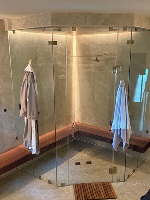 Douche, sèche-cheveux, bidet, serviettes fournies