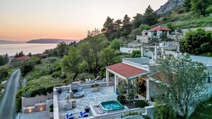 A modern villa with a rooftop pool, outdoor seating, and a view of the sea. - "Villa Rita" mit Blick auf das Wasser by Interhome (Makarska)