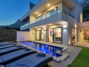 A heated pool - in Makarska mit Privatem Pool by Interhome (Makarska)