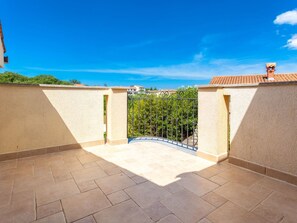 Terrace/patio - In der Nähe des Meeres, schöne und moderne Wohnung by Interhome (Krk/Milohnići)